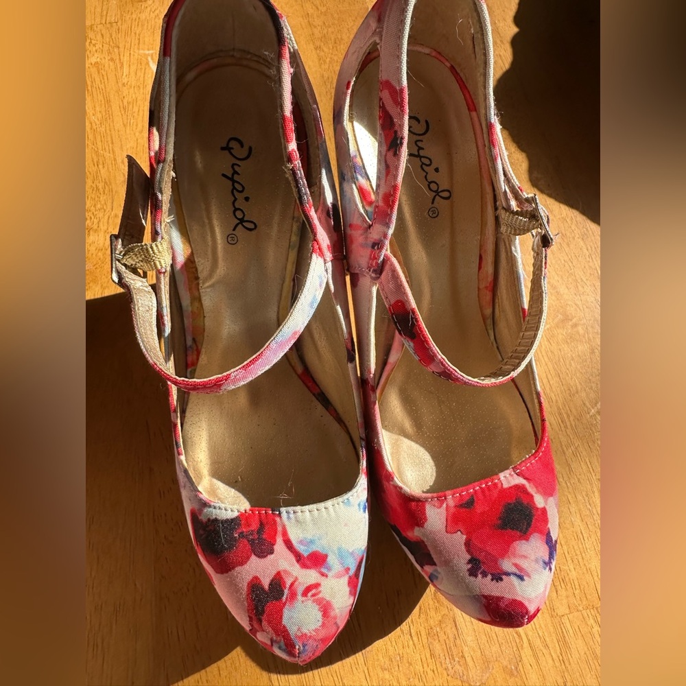 Qupid Women's Floral Red and Pink Flowered Heels